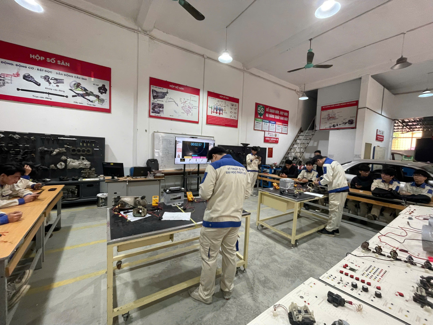 Xưởng thực hành kỹ thuật ô tô với hệ thống thiết bị hiện đại, phục vụ đào tạo thực tiễn cho sinh viên. Xưởng thực hành kỹ thuật ô tô với hệ thống thiết bị hiện đại, phục vụ đào tạo thực tiễn cho sinh viên.