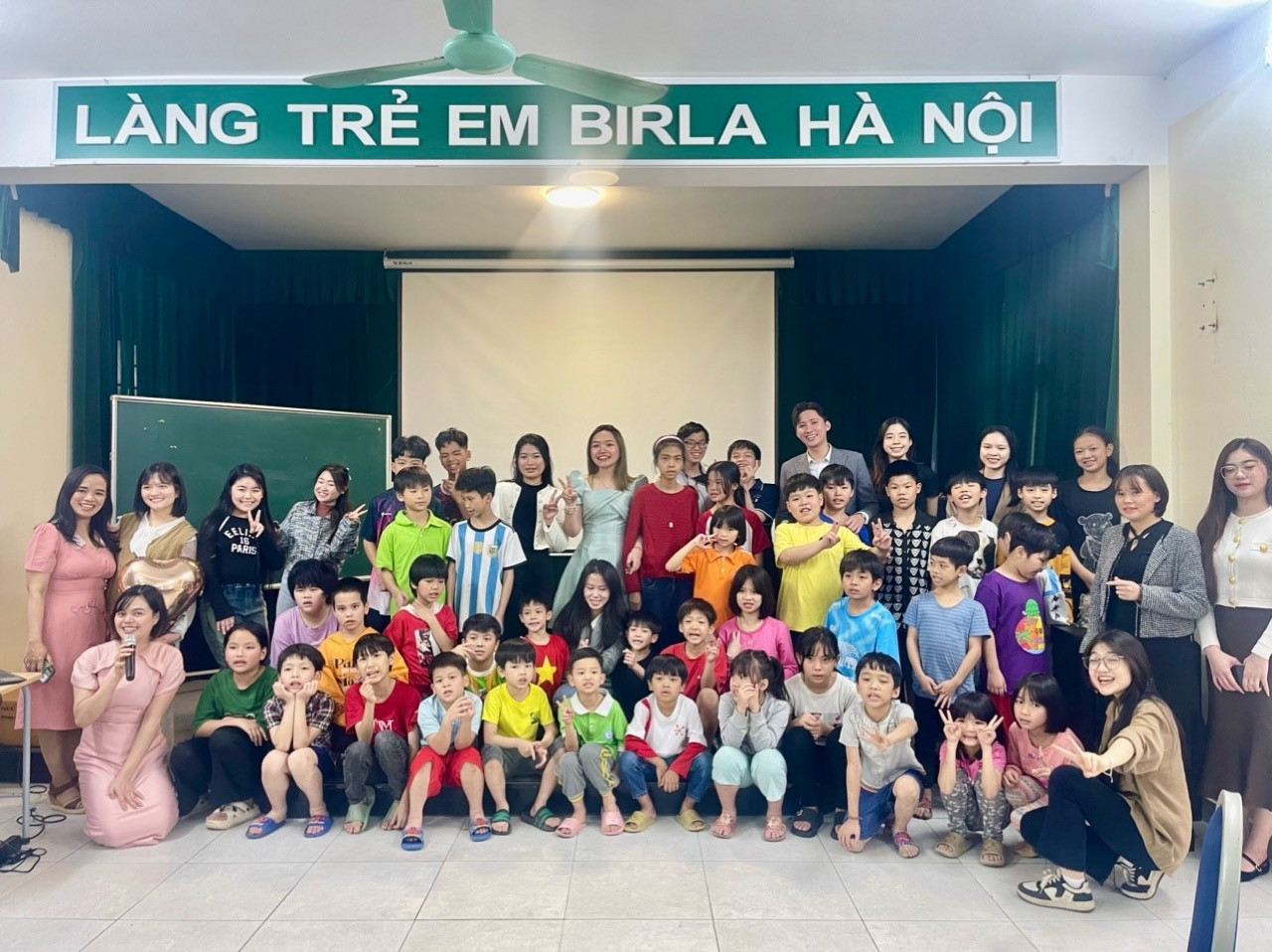 Dự án “Thắp sáng Birla” giúp các em nhỏ tự tin hơn khi giao tiếp, thuyết trình, nói trước đám đông.