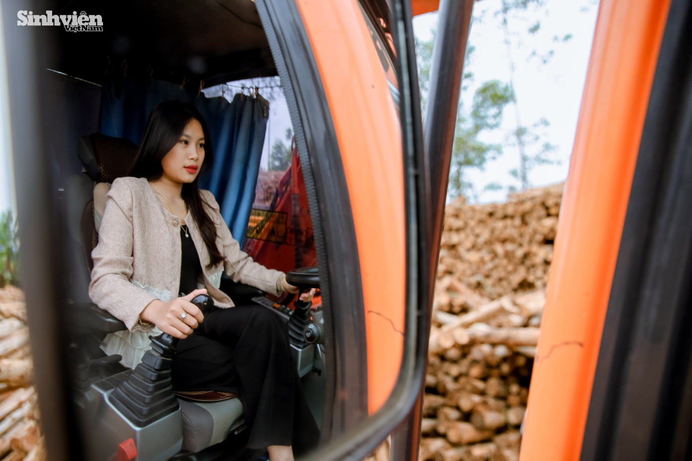 Bố là người thầy đầu tiên dạy Hậu lái máy xúc và cả lái xe tải. Cô gái chia sẻ mình mất hơn 2 tháng để sử dụng thành thạo máy xúc, còn xe tải, Hậu đã đi thi bằng lái và đỗ bằng hạng C. Hậu chia sẻ: "Thời gian đầu lái máy, mình thấy vất vả nhưng rồi cũng quen. Cũng có vài lần đang gắp mà máy gặp sự cố, mình đành cầu cứu bố. Bố là người tỉ mỉ dạy mình từng chút một, kiên nhẫn với con gái."