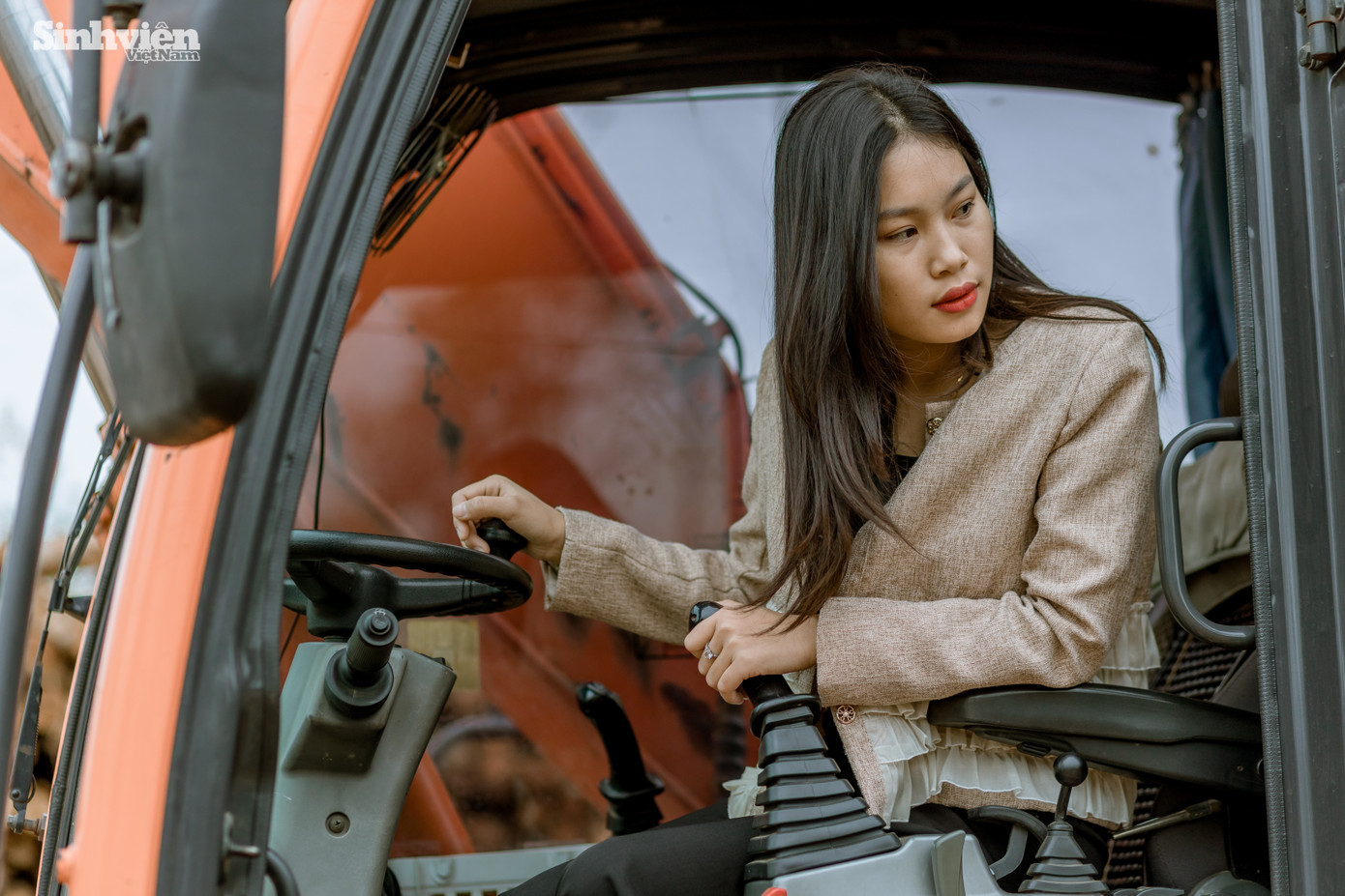 Hậu cho rằng, phụ nữ hoàn toàn có thể làm tốt những công việc mà trước đây chỉ dành cho nam giới. "Mình nghĩ không nên phân biệt nghề nam và nữ mà nên có thái độ làm việc hợp tác, mình có thể lái máy xúc, xe tải lớn nhưng khi có sự cố, cần sửa chữa thì vẫn phải gọi bố mà." - Hậu cười.