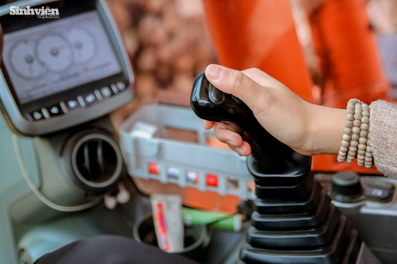 Với nghề làm ván bóc, ngày của Hậu bắt đầu từ sáng sớm với việc lái xe đi mua ván. Trưa đến, cô tranh thủ về phụ giúp bố lái máy xúc, gắp gỗ. Buổi chiều, Hậu lại tiếp tục công việc mua ván. Với những hôm có xe hàng về nhiều, Hậu phụ giúp bố mẹ gắp gỗ đến tối muộn.