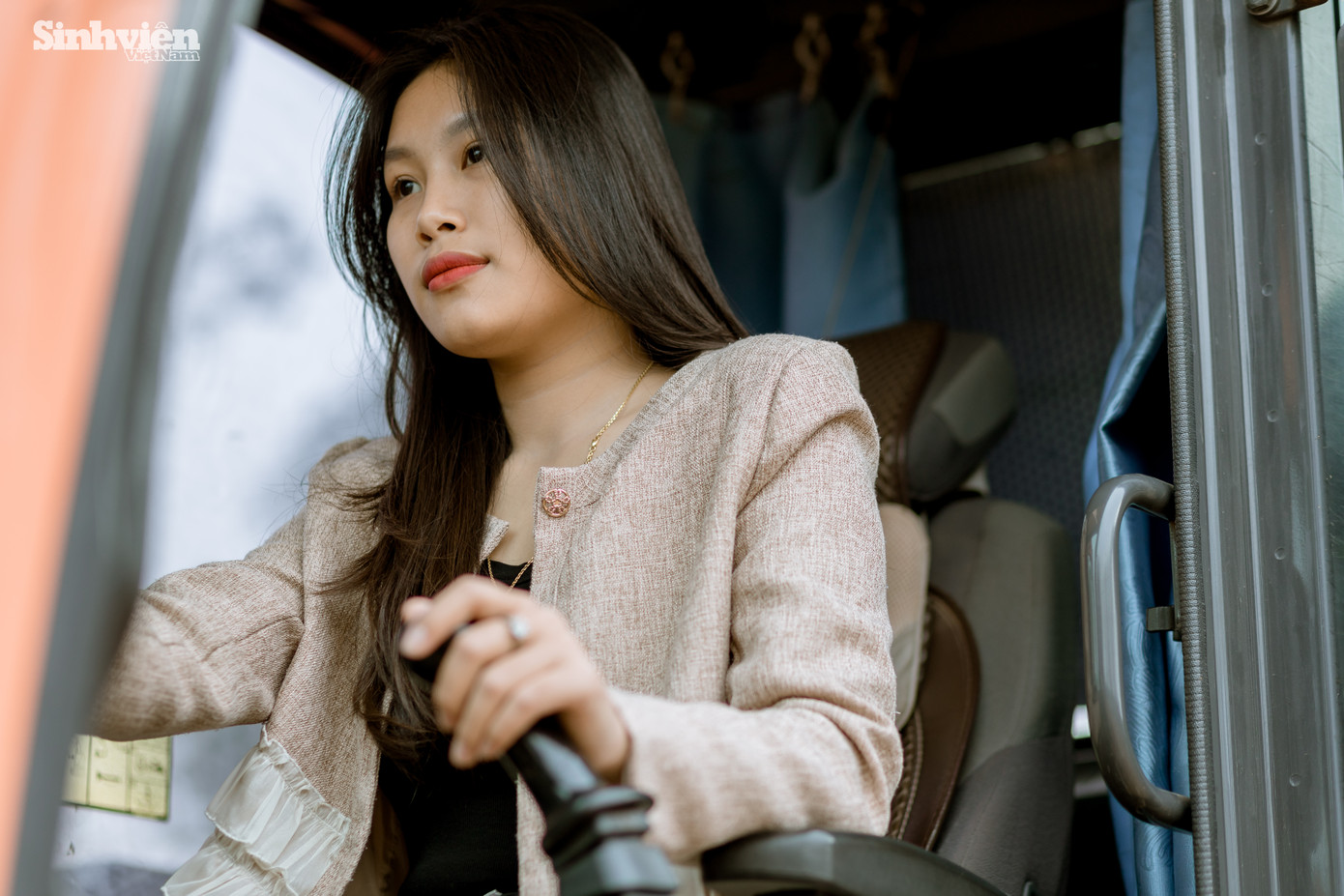 Dù làm công việc nặng nhọc, Hậu vẫn luôn giữ vẻ ngoài gọn gàng, xinh xắn. "Đó cũng là một phần tính cách của mình, ngoài lái máy, buổi sáng mình thường đi mua bán ván bóc, gặp gỡ nhiều người nên phải gọn gàng, không thể nào xuề xoà được. Mình là con gái mà, là con gái phải xinh!" - Hậu cười nói.