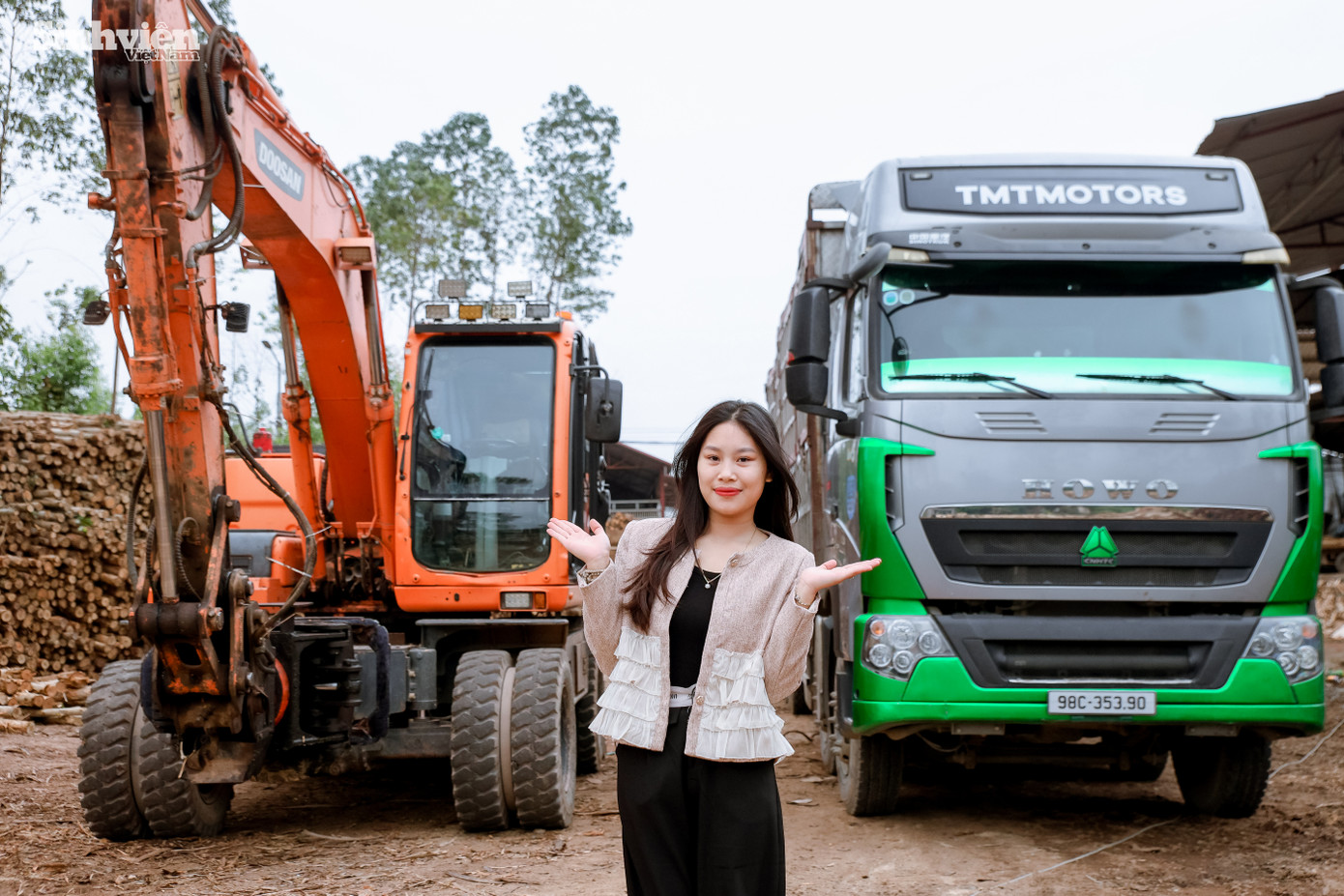 Cô gái nhỏ nhắn chinh phục &apos;hai con quái thú&apos;.