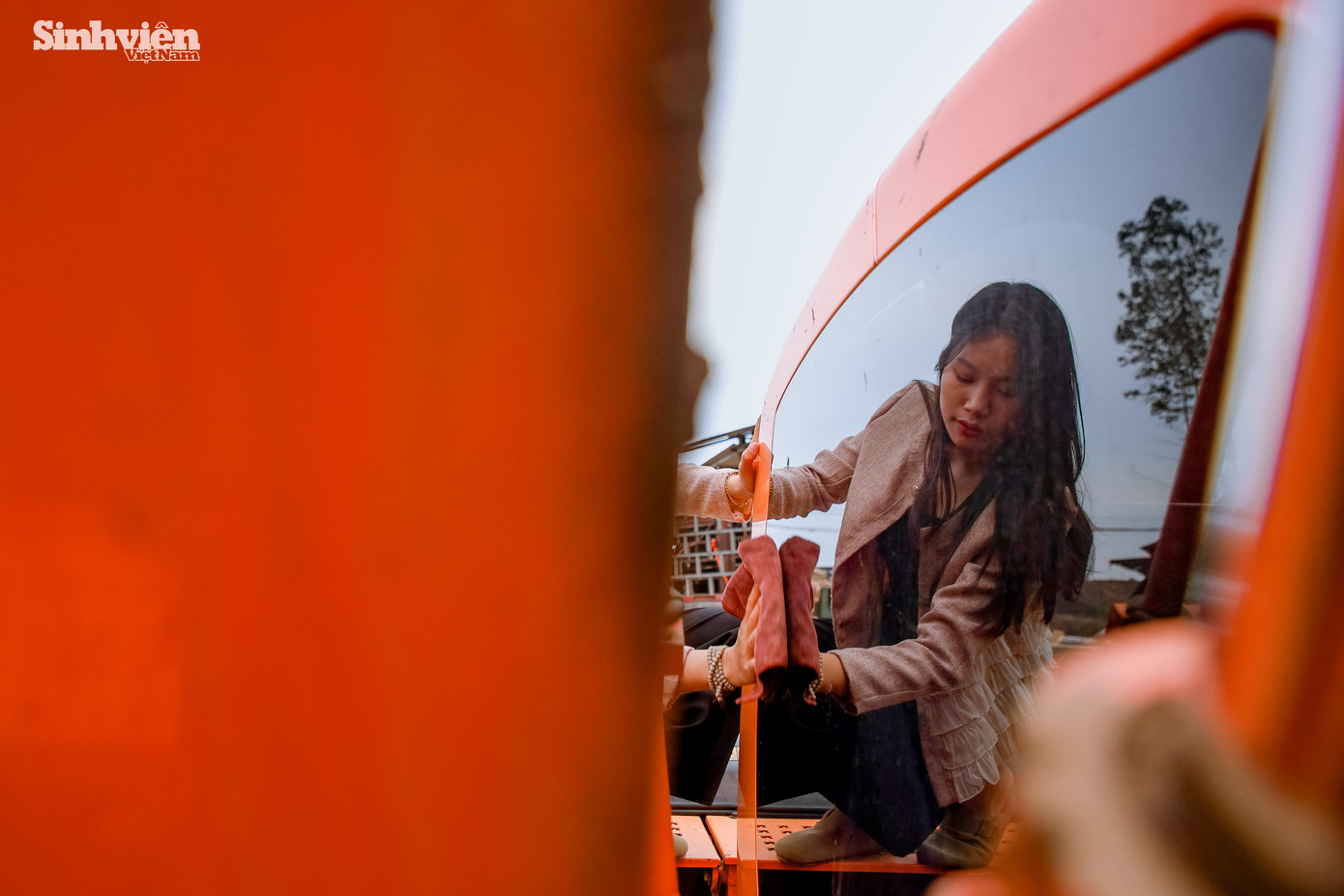 Sự khác biệt này khiến Hậu nhận được nhiều sự chú ý và đôi khi là những ý kiến trái chiều từ mọi người xung quanh. "Lúc đầu thấy mình lái máy, mọi người bất ngờ, họ bảo sao con gái mà lại đi làm hết việc của con trai thế này, rồi nhà thuê người làm tại sao để con gái ra làm... Nhưng sau một thời gian, thấy mình làm được, nhiều cô chú khen mình giỏi, mạnh mẽ". - Hậu tâm sự. Thi thoảng mình cũng có quay một vài video để đăng lên TikTok, ngoài những lời khen thì cũng có rất nhiều anh bình luận những điều không hay, nhưng mình không quan tâm nhiều, tính mình là vậy, mình thấy nhà có công việc thì làm giúp đỡ bố mẹ thôi."