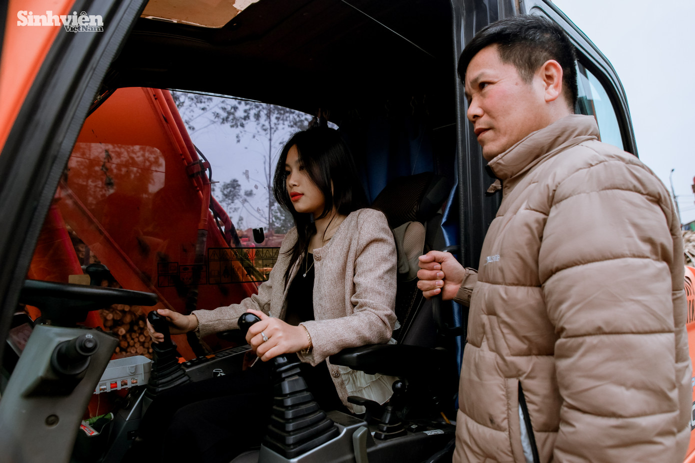 Bố là người thầy đầu tiên dạy Hậu lái máy xúc và cả lái xe tải. Cô gái chia sẻ mình mất hơn 2 tháng để sử dụng thành thạo máy xúc, còn xe tải, Hậu đã đi thi bằng lái và đỗ bằng hạng C. Hậu chia sẻ: "Thời gian đầu lái máy, mình thấy vất vả nhưng rồi cũng quen. Cũng có vài lần đang gắp mà máy gặp sự cố, mình đành cầu cứu bố. Bố là người tỉ mỉ dạy mình từng chút một, kiên nhẫn với con gái."