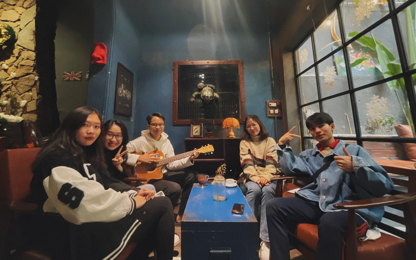 Thanh Thủy ngồi bên phải.