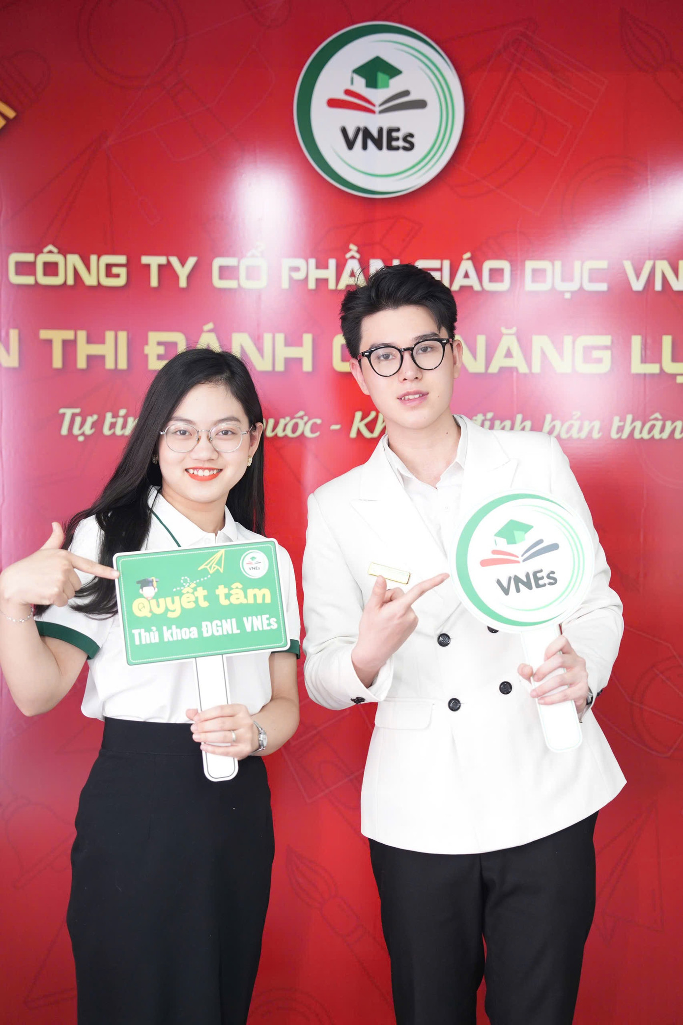 Ở tuổi 21, Phạm Văn Bình đảm nhiệm vai trò Giám đốc Công ty Cổ phần Giáo dục Vnes, khẳng định bản lĩnh của một nhà lãnh đạo trẻ.