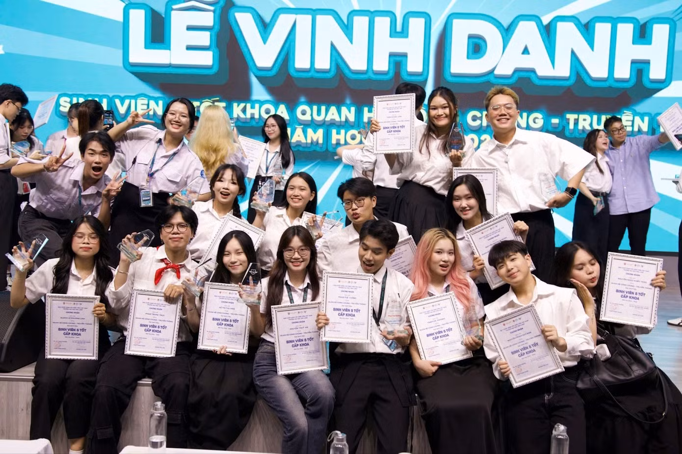 Duy Phúc cùng bạn bè nhận danh hiệu “Sinh viên 5 tốt” cấp Khoa năm học 2023–2024.