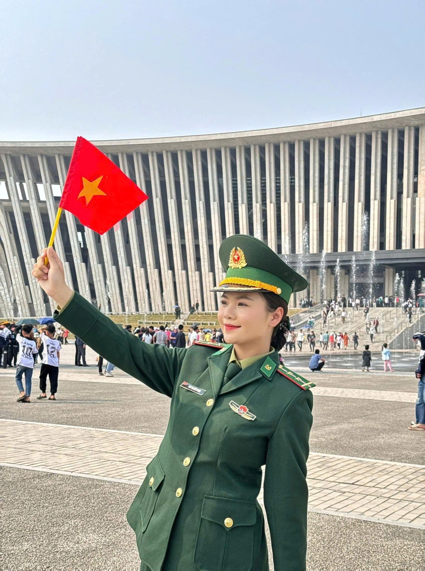 Là một người lính biên cương, Hiền Ngân luôn tự hào vì được góp phần vào sự kiện trọng đại, thể hiện trách nhiệm và tình yêu với Tổ quốc qua từng bước chân trong lễ diễu binh.