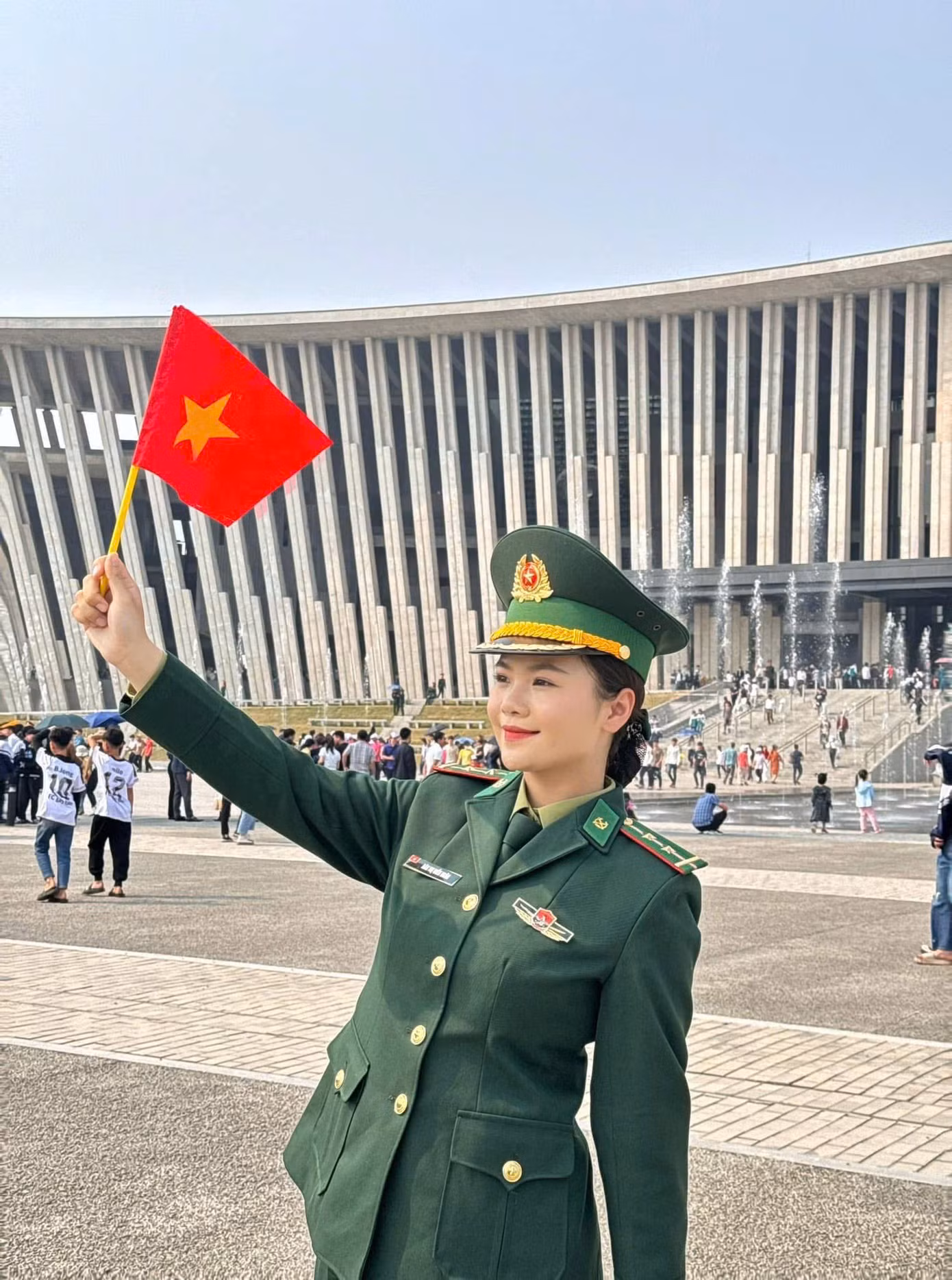 Là một người lính biên cương, Hiền Ngân luôn tự hào vì được góp phần vào sự kiện trọng đại, thể hiện trách nhiệm và tình yêu với Tổ quốc qua từng bước chân trong lễ diễu binh. Là một người lính biên cương, Hiền Ngân luôn tự hào vì được góp phần vào sự kiện trọng đại, thể hiện trách nhiệm và tình yêu với Tổ quốc qua từng bước chân trong lễ diễu binh.