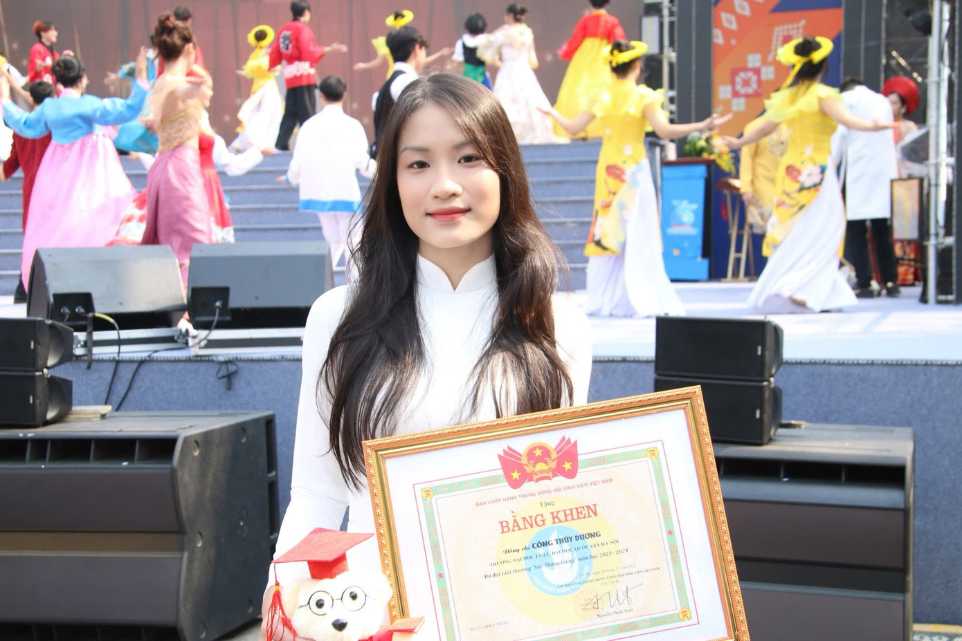 Thuỳ Dương vinh dự là một trong những sinh viên xuất sắc trên cả nước được trao tặng Giải thưởng Sao Tháng Giêng cấp Trung ương năm 2024.