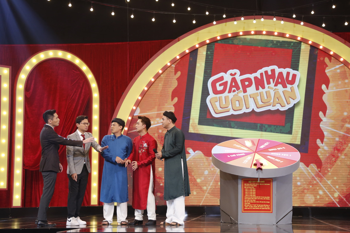 Đạo diễn và ekip sản xuất tất bật làm việc để mang đến những khung hình chỉn chu, hấp dẫn nhất. Đạo diễn và ekip sản xuất tất bật làm việc để mang đến những khung hình chỉn chu, hấp dẫn nhất.