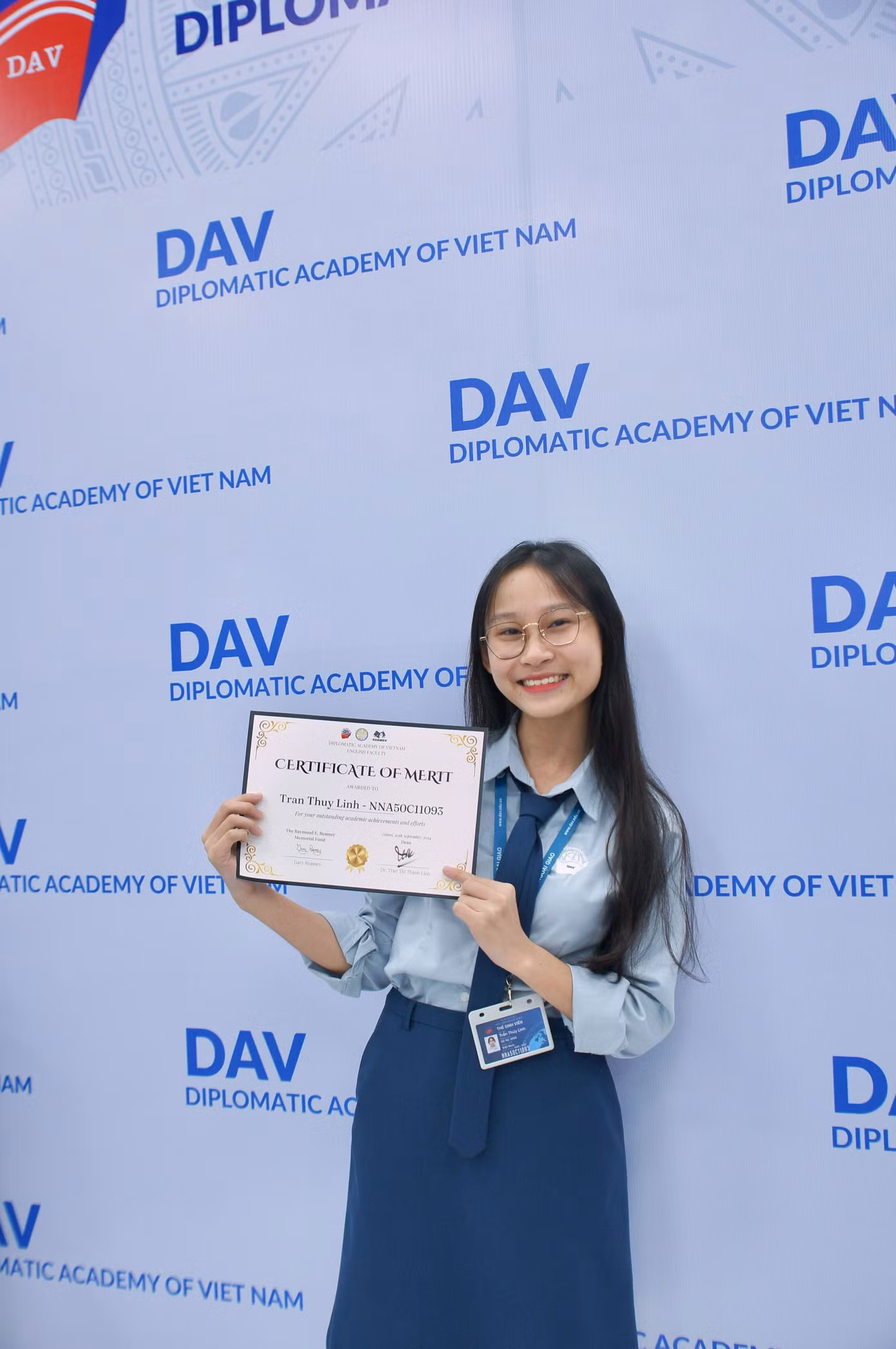 Danh hiệu Thủ khoa đầu vào là điểm khởi đầu để Thùy Linh cố gắng phát triển bản thân. Danh hiệu Thủ khoa đầu vào là điểm khởi đầu để Thùy Linh cố gắng phát triển bản thân.