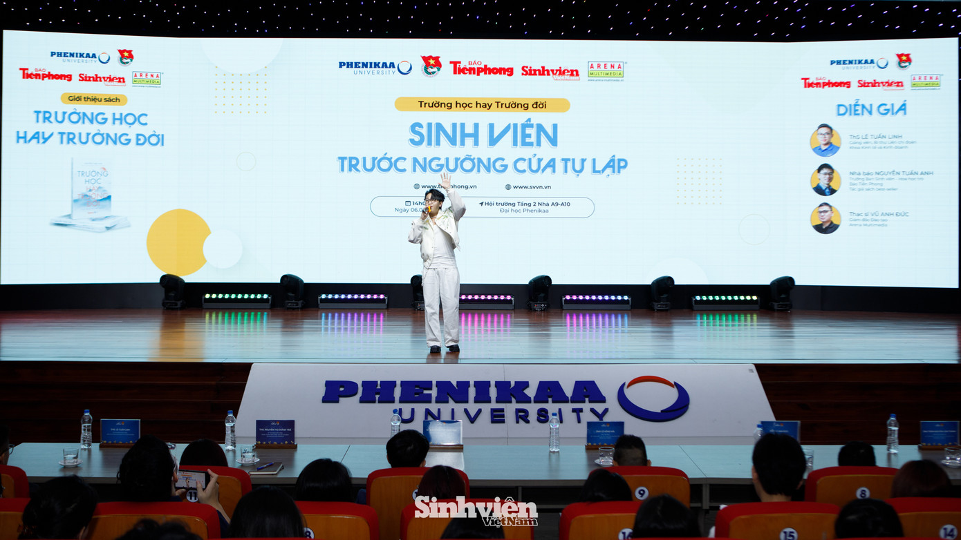 Ca sĩ Kuun Đức Nam mở màn chương trình với bản hit Tình cờ yêu em.