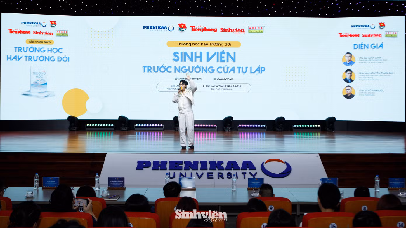 Ca sĩ Kuun Đức Nam mở màn chương trình với bản hit Tình cờ yêu em.