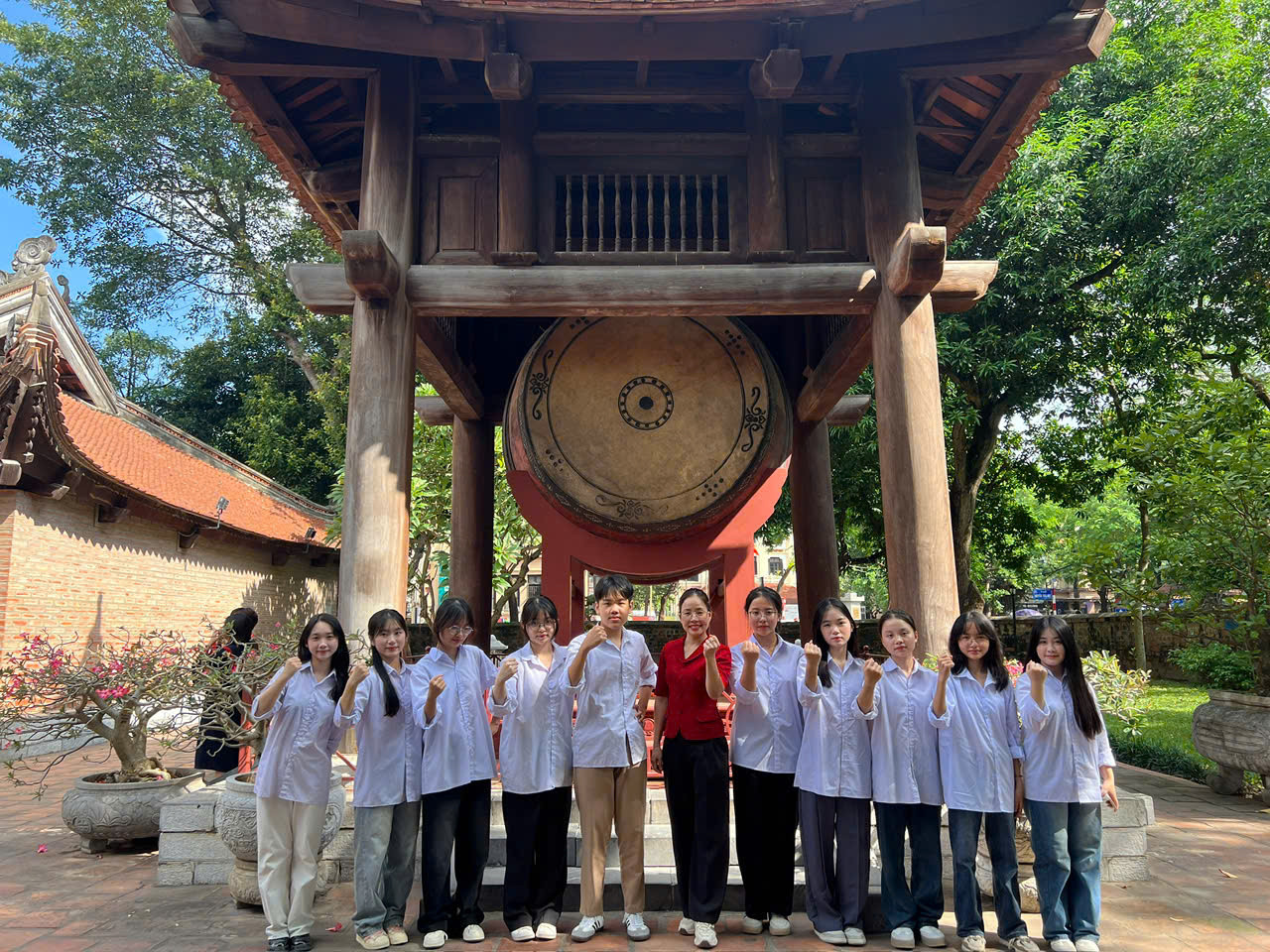 Đỗ Thị Thanh Tâm cùng cô Lương Thị Như Hoa và các bạn đội tuyển thăm Văn Miếu Quốc Tử Giám