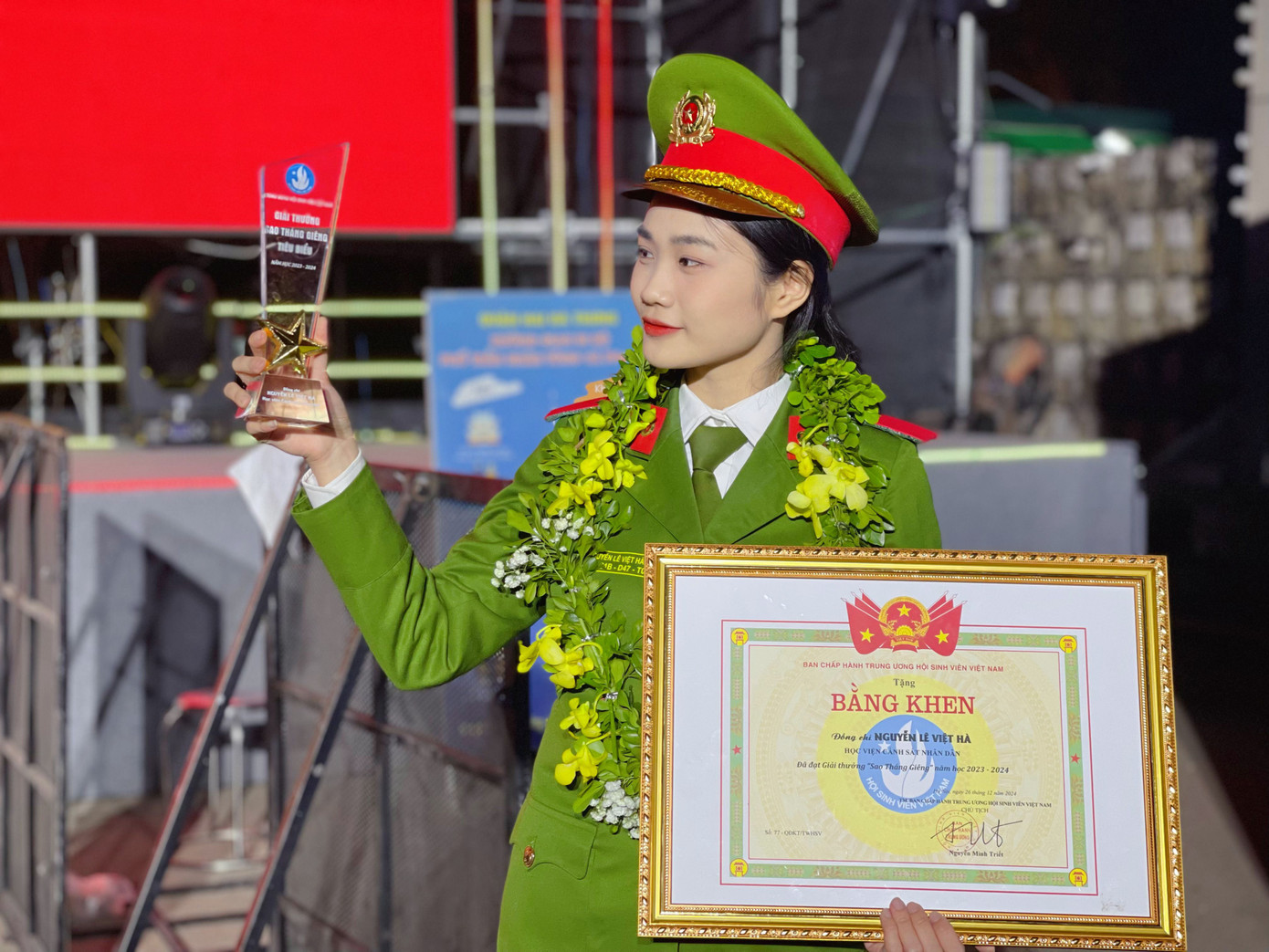 Giải thưởng Sao Tháng Giêng mà Hà đạt được là minh chứng cho tinh thần sống ý nghĩa, cống hiến và hết mình vì cộng đồng của một người trẻ tiêu biểu. Giải thưởng Sao Tháng Giêng mà Hà đạt được là minh chứng cho tinh thần sống ý nghĩa, cống hiến và hết mình vì cộng đồng của một người trẻ tiêu biểu.