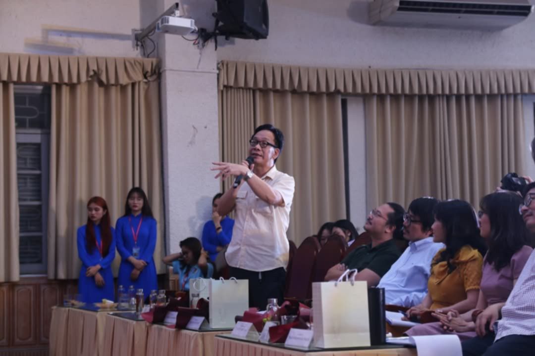 Nghệ sĩ Ưu tú Đức Khuê trong " Đêm kịch Khoa Văn" . Nghệ sĩ Ưu tú Đức Khuê trong " Đêm kịch Khoa Văn" .