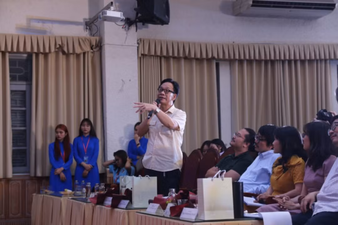 Nghệ sĩ Ưu tú Đức Khuê trong " Đêm kịch Khoa Văn" .