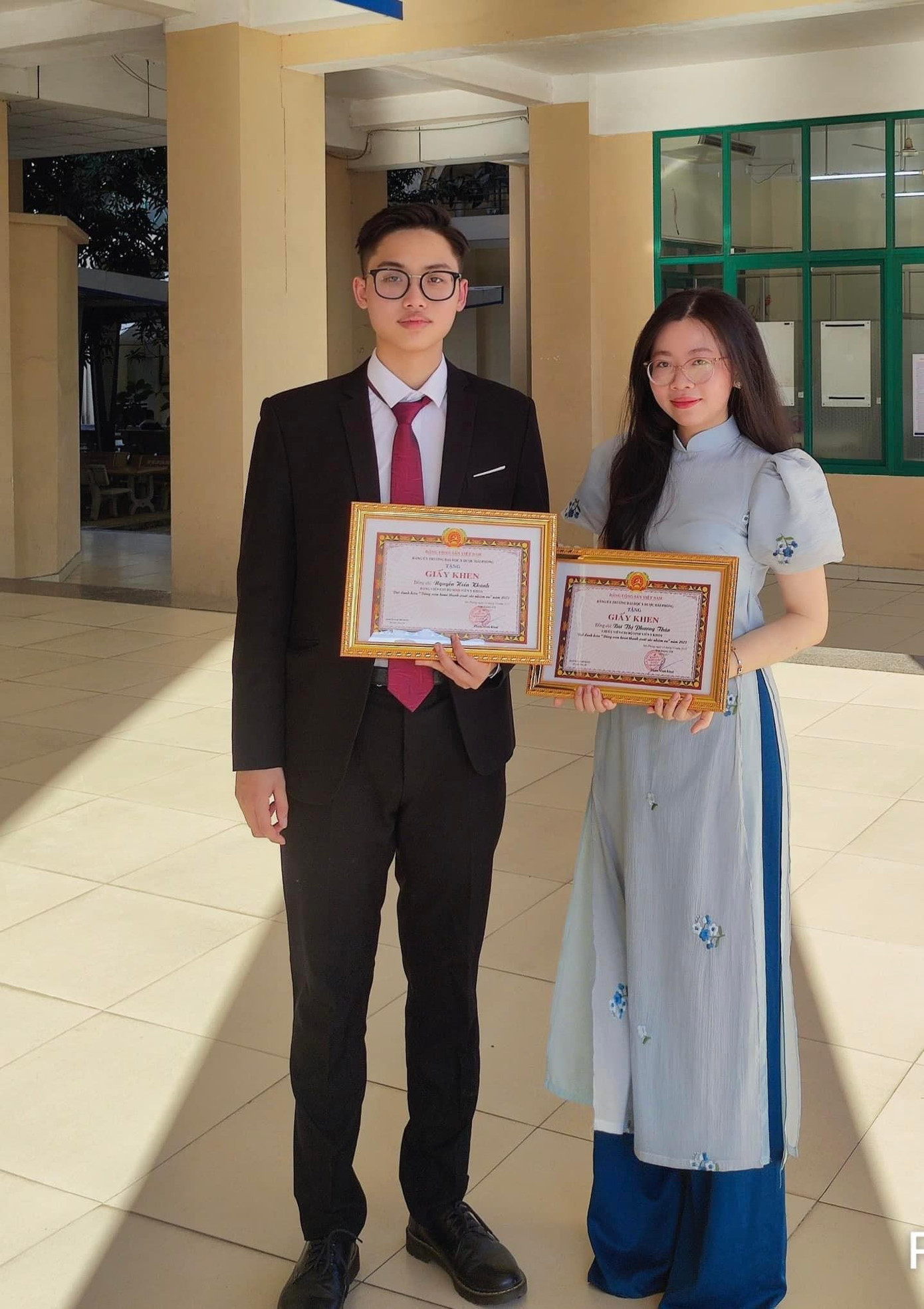 Phương Thảo nhận Giấy khen Đảng viên hoàn thành xuất sắc nhiệm vụ.