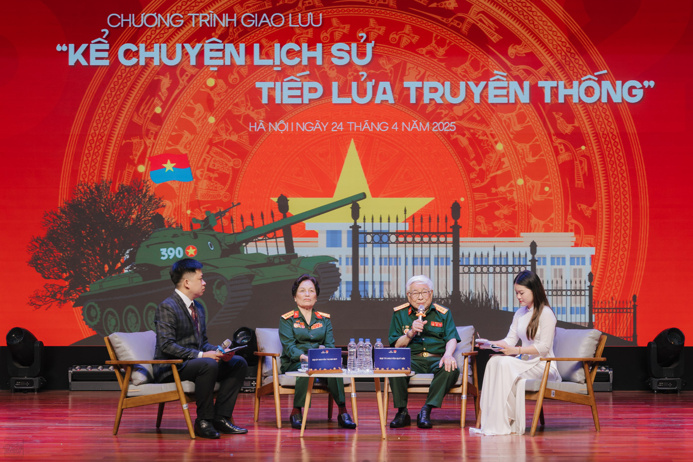 Khoảnh khắc hai thế hệ giao hòa – nơi lịch sử được trao truyền bằng sự kính trọng và biết ơn. Khoảnh khắc hai thế hệ giao hòa – nơi lịch sử được trao truyền bằng sự kính trọng và biết ơn.