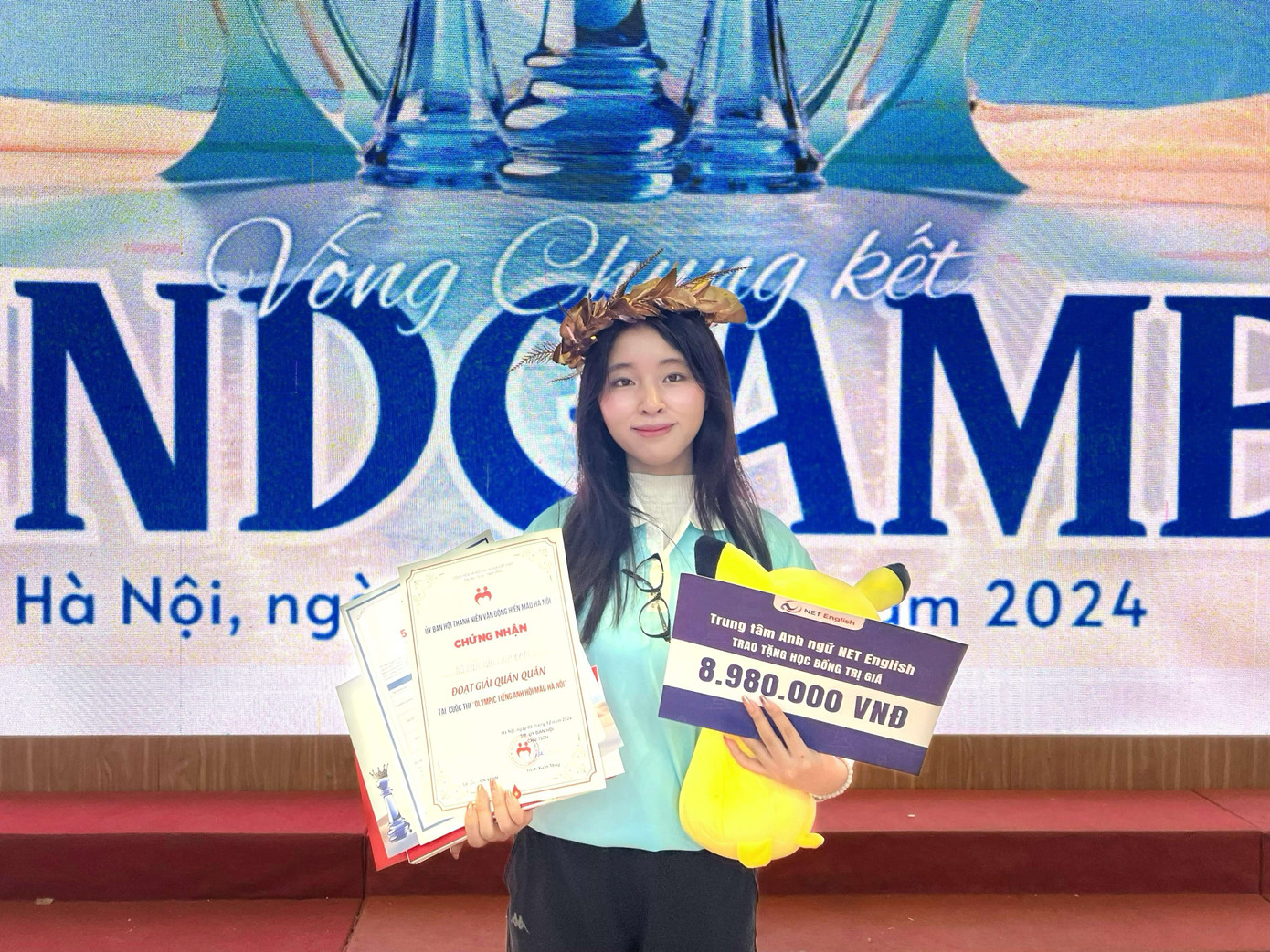 Danh hiệu Quán quân cuộc thi Olympic Tiếng Anh càng khẳng định năng lực và sự bứt phá của cô sinh viên Ngoại ngữ. Danh hiệu Quán quân cuộc thi Olympic Tiếng Anh càng khẳng định năng lực và sự bứt phá của cô sinh viên Ngoại ngữ.