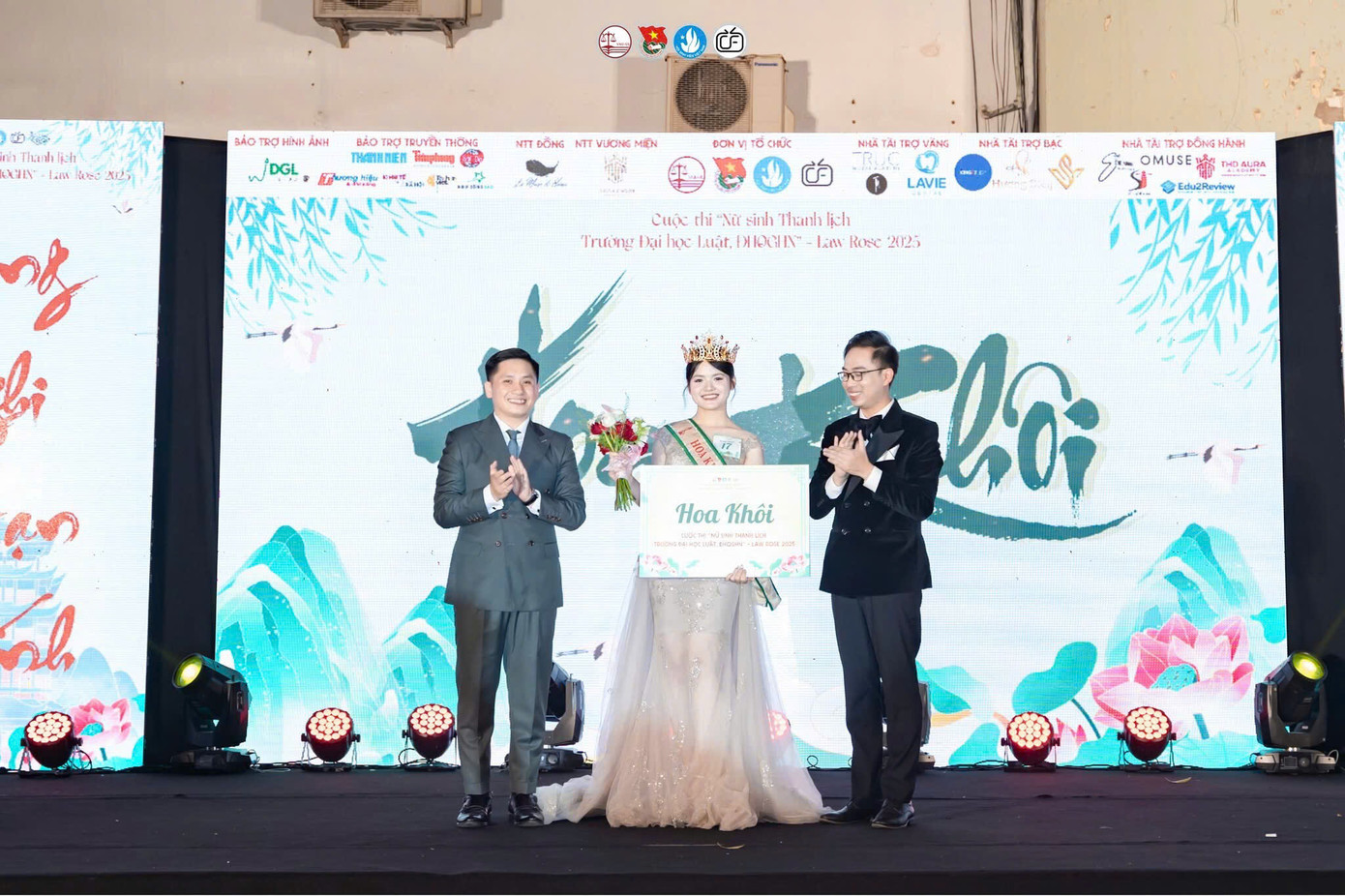 Giây phút đăng quang của cô sinh viên đầy bản lĩnh. Giây phút đăng quang của cô sinh viên đầy bản lĩnh.