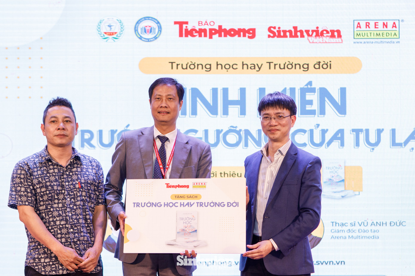 Đại diện Báo Tiền Phong và Hệ thống Đào tạo Arena Multimedia trao tặng 100 cuốn sách "Trường học hay Trường đời" cho Trường Cao đẳng Dược Trung ương Hải Dương.