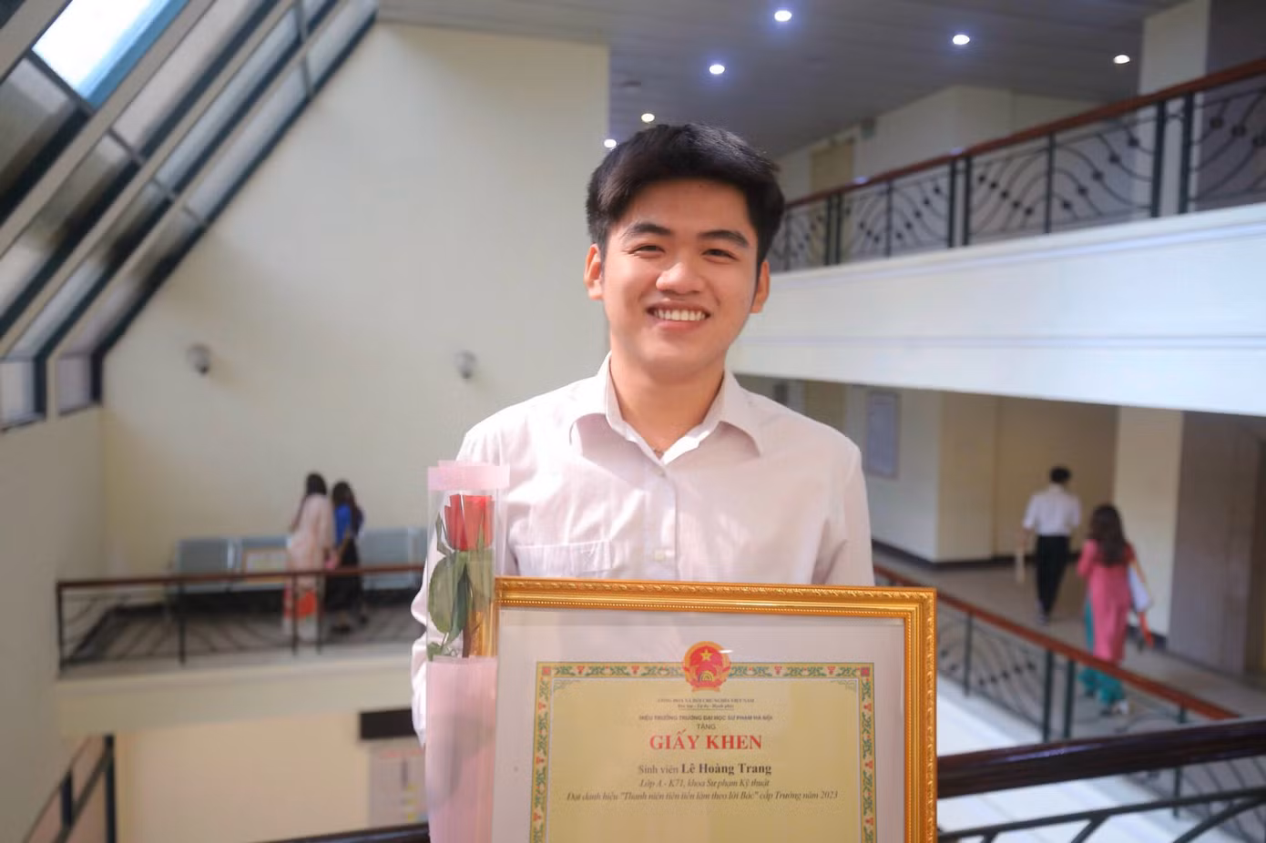Hoàng Trang nhận Giấy khen của Hiệu trưởng Trường Đại học Sư phạm Hà Nội: Đạt danh hiệu “Thanh niên tiên tiến làm theo lời Bác” cấp Trường năm 2023.