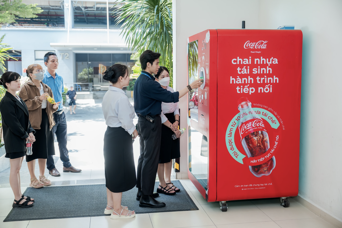 Đông đảo cư dân hưởng ứng gửi chai đi tái chế thông qua chương trình “Chai Nhựa Tái Sinh, Hành Trình Tiếp Nối”. Đông đảo cư dân hưởng ứng gửi chai đi tái chế thông qua chương trình “Chai Nhựa Tái Sinh, Hành Trình Tiếp Nối”.