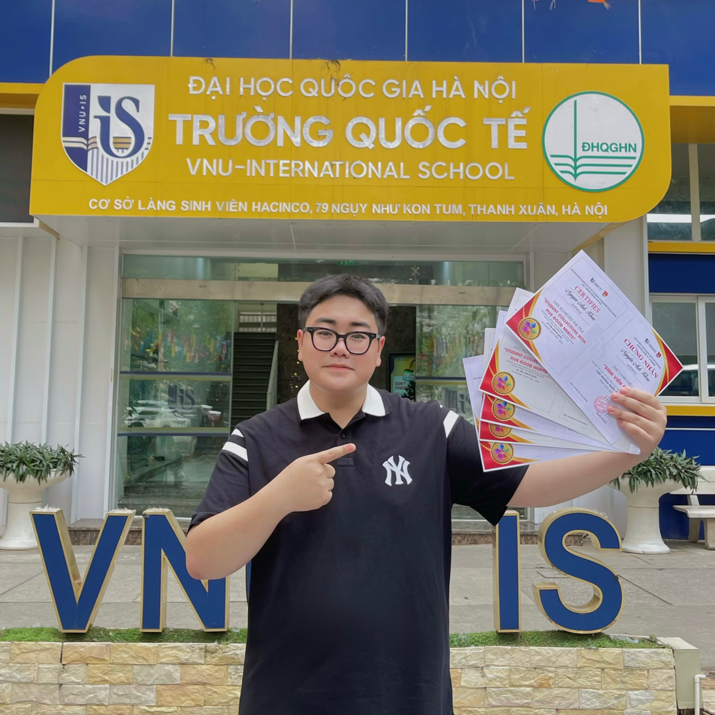 Anh Khoa chụp hình cùng với chứng nhận Sinh viên 5 tốt cấp Trường Quốc tế năm 2024 và có ước mơ 4 năm đạt danh hiệu cao quý này khi còn học Đại học.