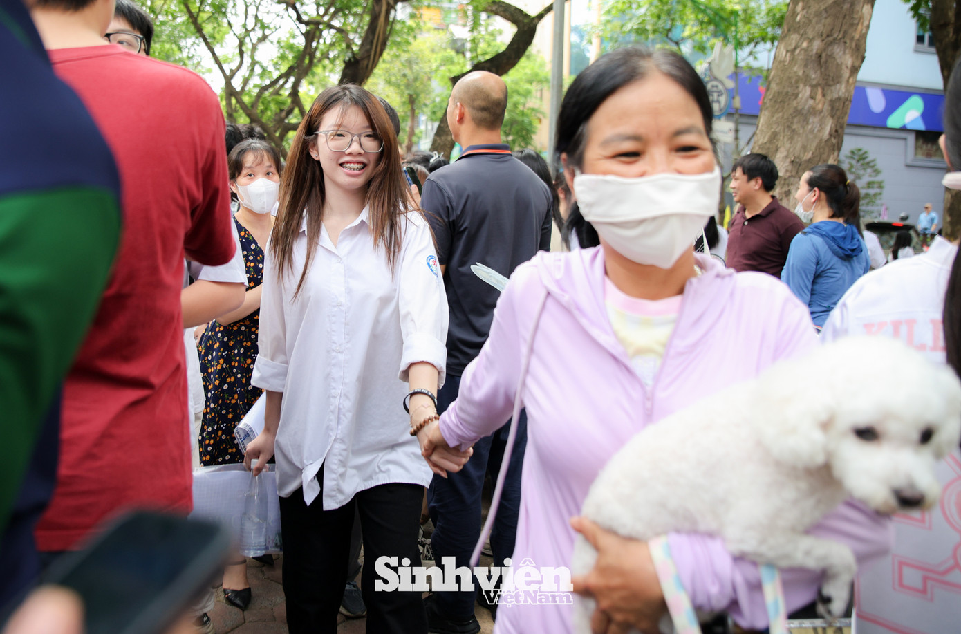 Nụ cười của các phụ huynh khi thấy con em tự tin làm được bài.