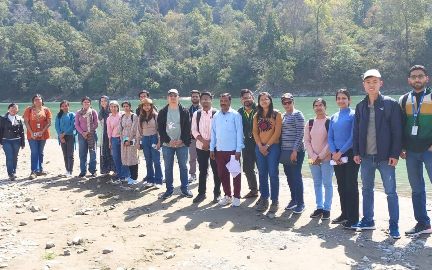 Mạnh (thứ 2 từ phải qua) và các bạn học tại IIT Roorkee trong một chuyến đi thực địa. Mạnh (thứ 2 từ phải qua) và các bạn học tại IIT Roorkee trong một chuyến đi thực địa.