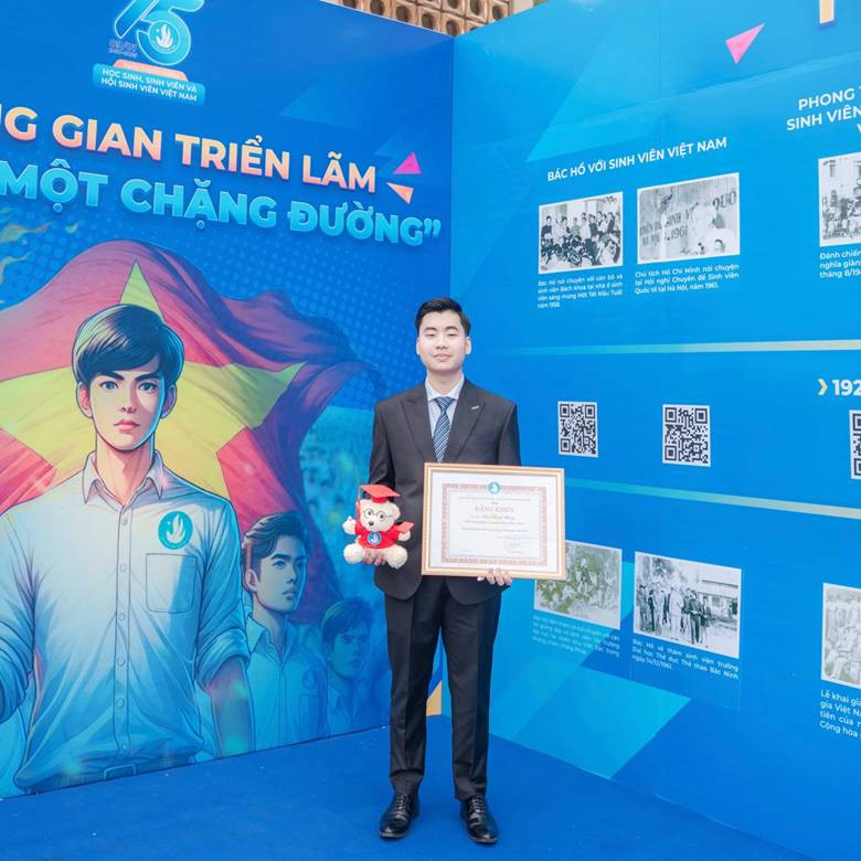 Mạnh Hùng nhận giấy khen danh hiệu “Sinh viên 5 tốt” tiêu biểu cấp Thành phố. Mạnh Hùng nhận giấy khen danh hiệu “Sinh viên 5 tốt” tiêu biểu cấp Thành phố.