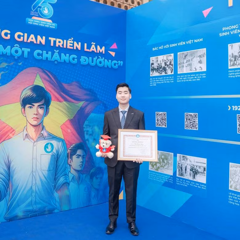 Mạnh Hùng nhận giấy khen danh hiệu “Sinh viên 5 tốt” tiêu biểu cấp Thành phố.