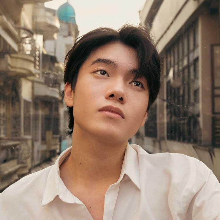 Anh chàng chia sẻ rằng mình đặc biệt yêu thích phong cách chụp ảnh Hong Kong và retro những tông màu gợi cảm giác hoài cổ. Anh chàng chia sẻ rằng mình đặc biệt yêu thích phong cách chụp ảnh Hong Kong và retro những tông màu gợi cảm giác hoài cổ.