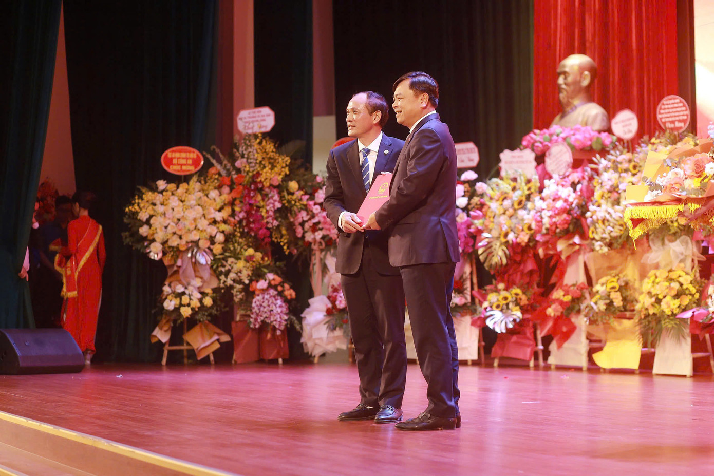 Theo quyết định của Bộ trưởng Bộ Nông nghiệp và Môi trường, GS. TS. Nguyễn Trung Việt chính thức đảm nhiệm cương vị Hiệu trưởng từ ngày 1/5.