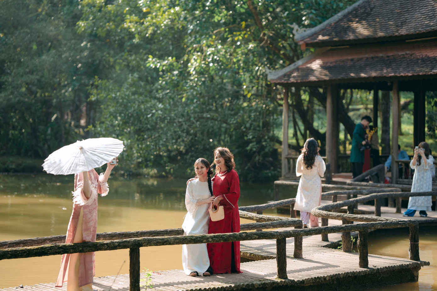 Người dân vui vẻ chụp hình chào đón một mùa xuân đang gõ cửa.