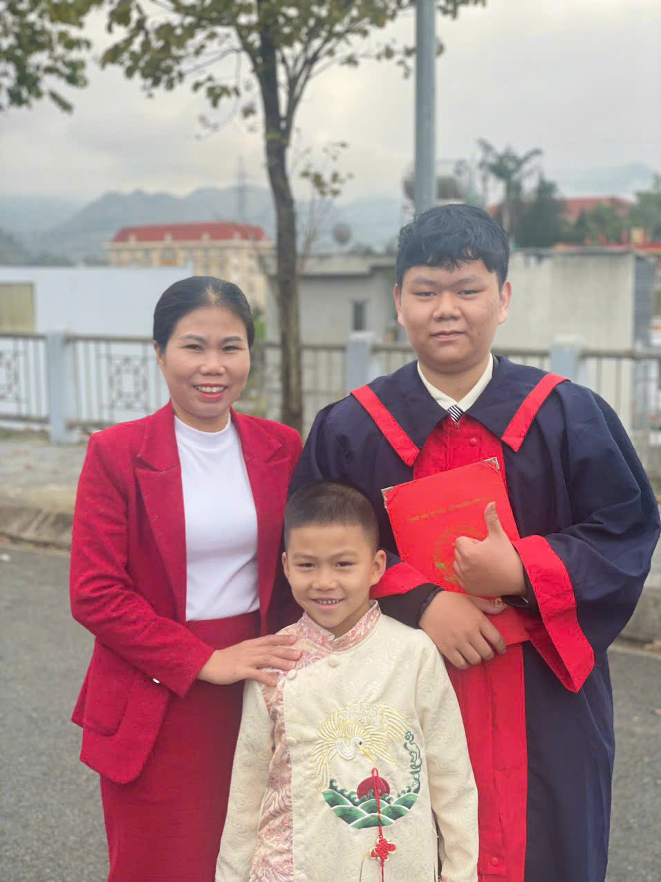 Hùng chụp cùng mẹ và em trai của mình. Hùng chụp cùng mẹ và em trai của mình.