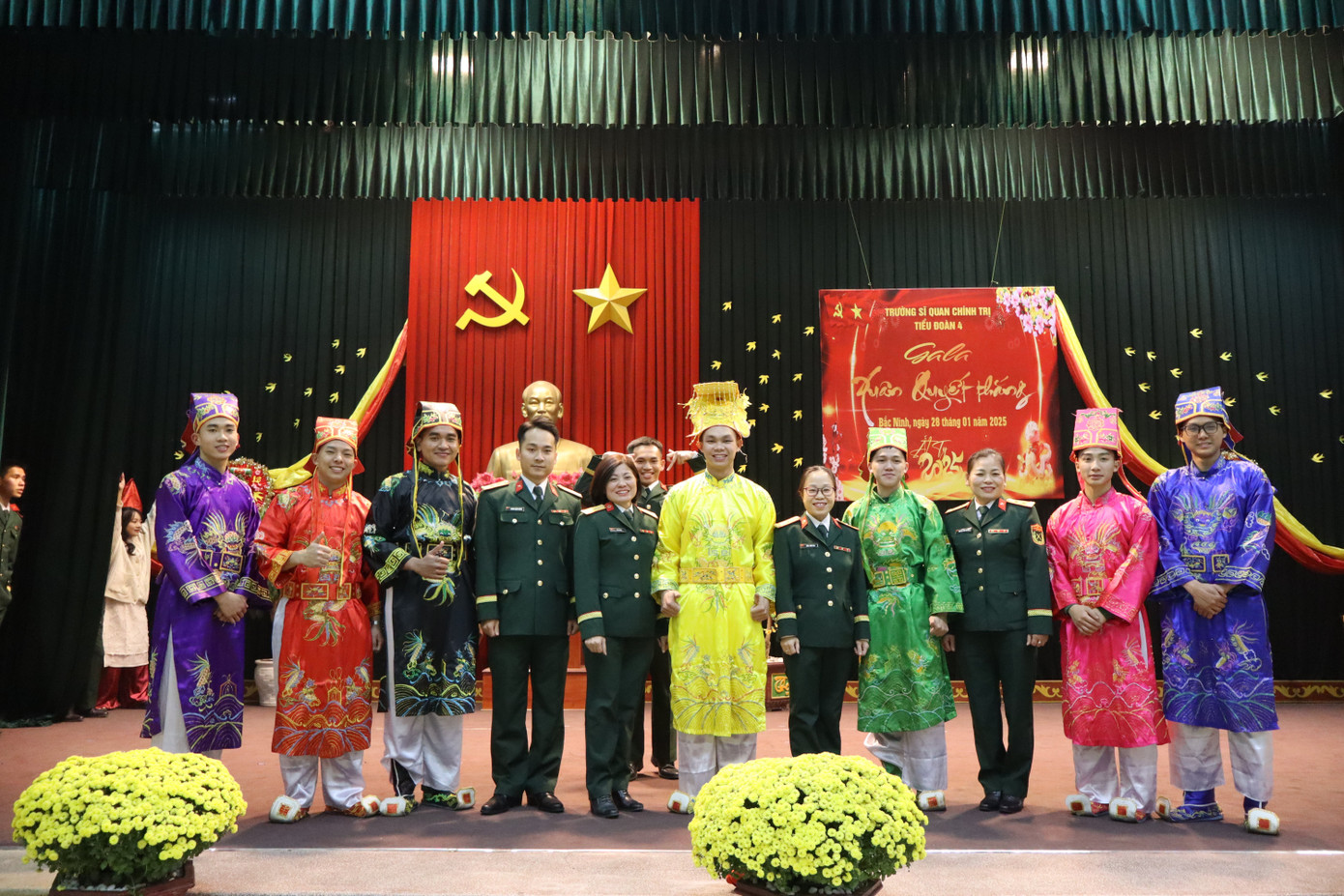 Các chiến sĩ tham gia diễn kịch Táo quân đêm 29 Tết.