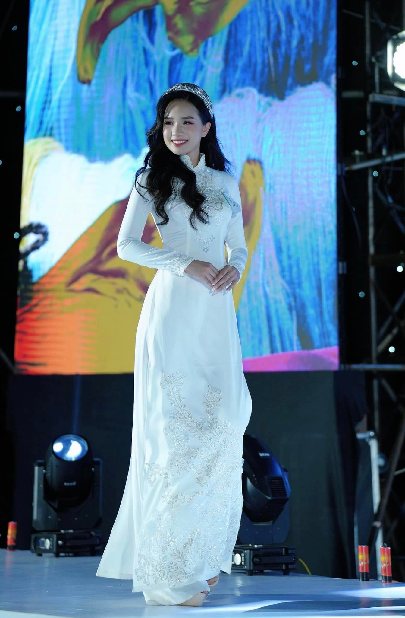 Cô gái đất Mỏ từng lọt Top 5 Hoa khôi Sinh viên Việt Nam. Cô gái đất Mỏ từng lọt Top 5 Hoa khôi Sinh viên Việt Nam.