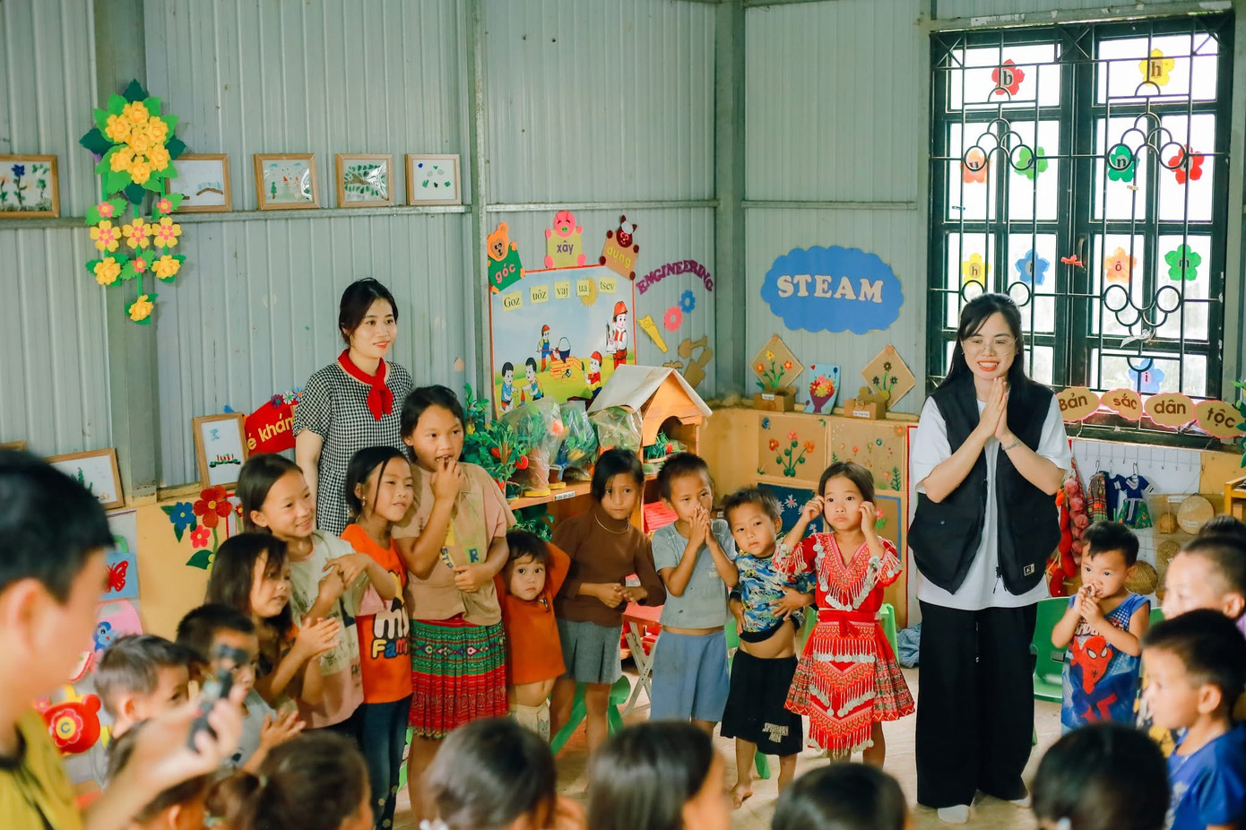 Trẻ em tham gia trò chơi cùng nhóm thiện nguyện tại trường Mầm non Hoa Hồng, huyện Trạm Tấu, tỉnh Yên Bái.