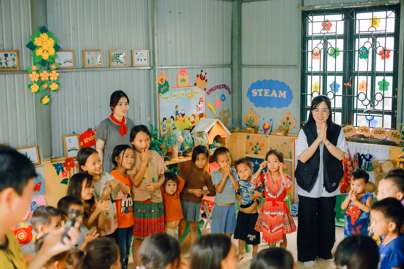 Trẻ em tham gia trò chơi cùng nhóm thiện nguyện tại trường Mầm non Hoa Hồng, huyện Trạm Tấu, tỉnh Yên Bái.