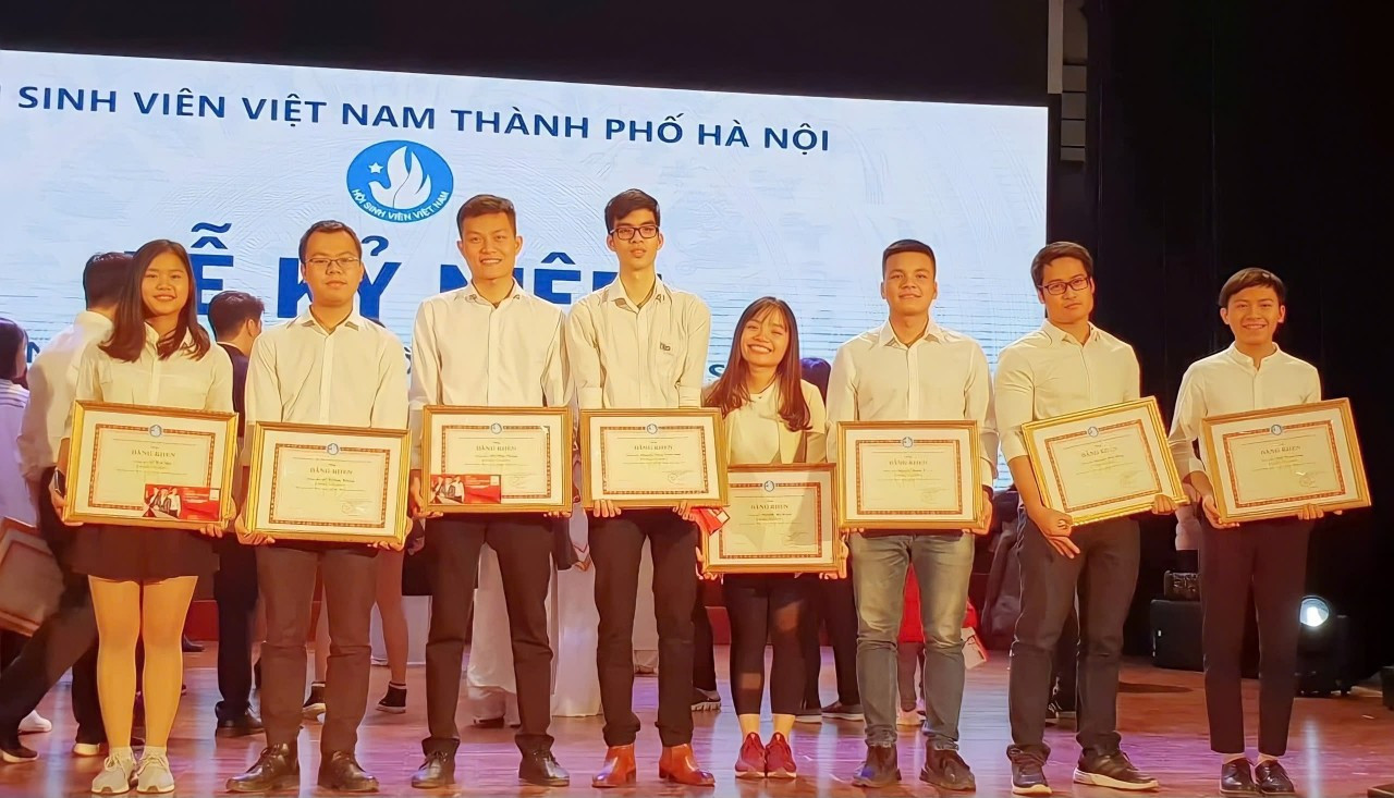 Xuân Sang (ngoài cùng bên phải) trong lễ tuyên dương Sinh viên 5 Tốt cấp Thành phố. Xuân Sang (ngoài cùng bên phải) trong lễ tuyên dương Sinh viên 5 Tốt cấp Thành phố.