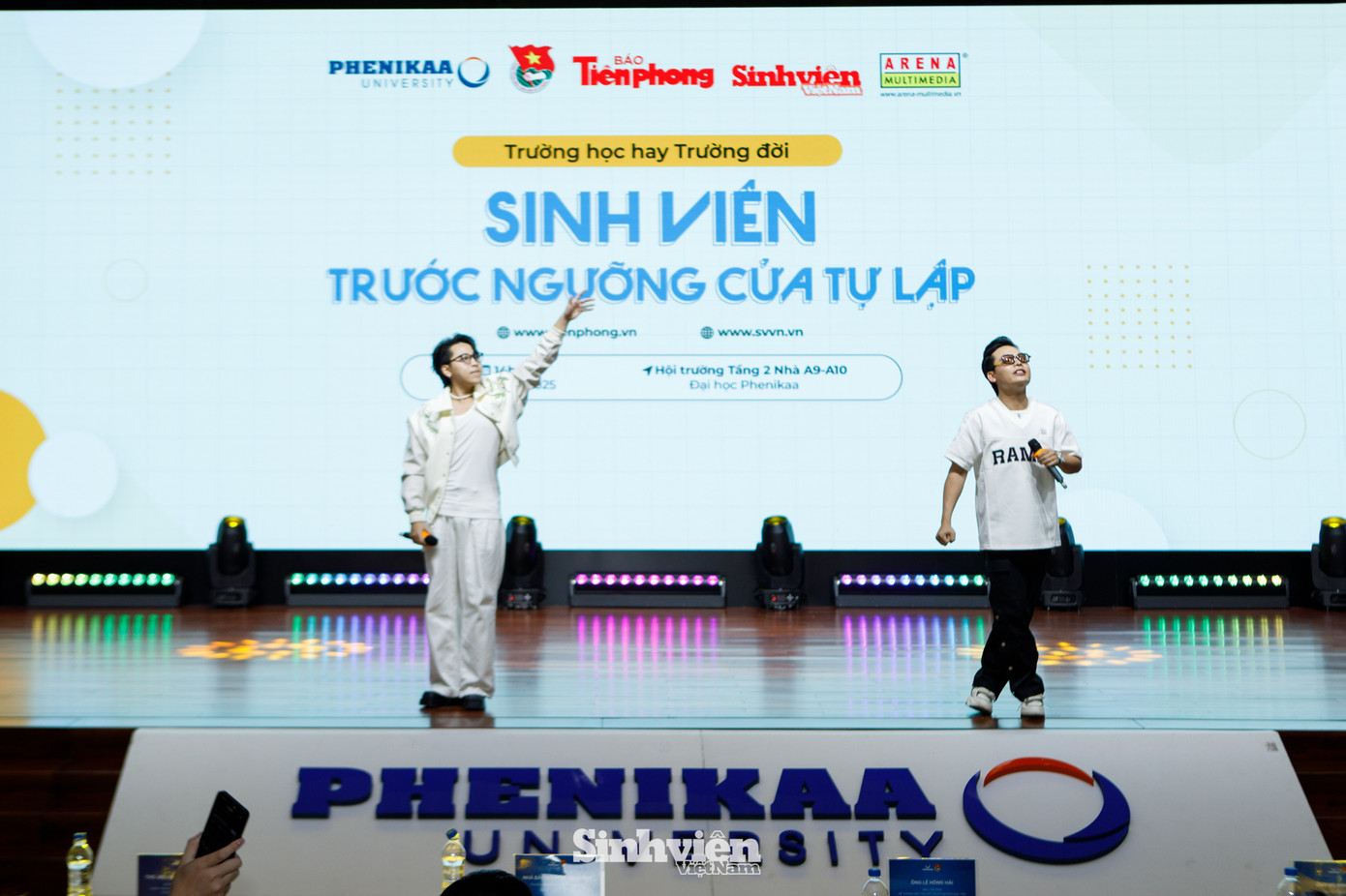 Hai ca sĩ được đón chào nồng nhiệt ngay từ khi xuất hiện trên sân khấu.