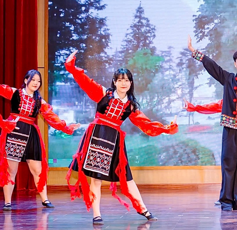 Bên cạnh việc học tập, Ngọc còn là Chủ nhiệm CLB nhảy GRAVITY, lan tỏa đam mê nghệ thuật đến cộng đồng sinh viên.