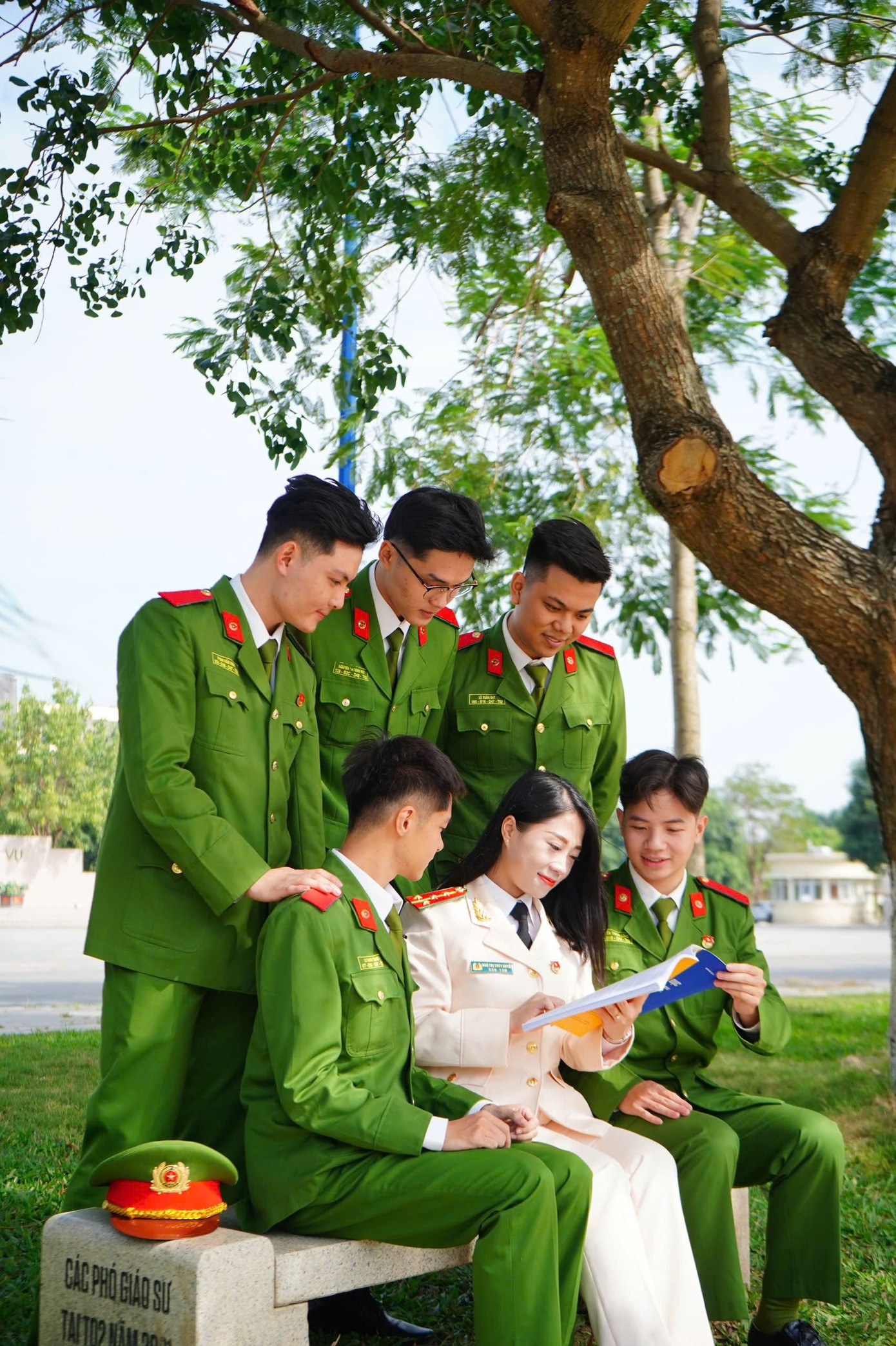 Xuân Đạt và các bạn bên cô giáo. Xuân Đạt và các bạn bên cô giáo.