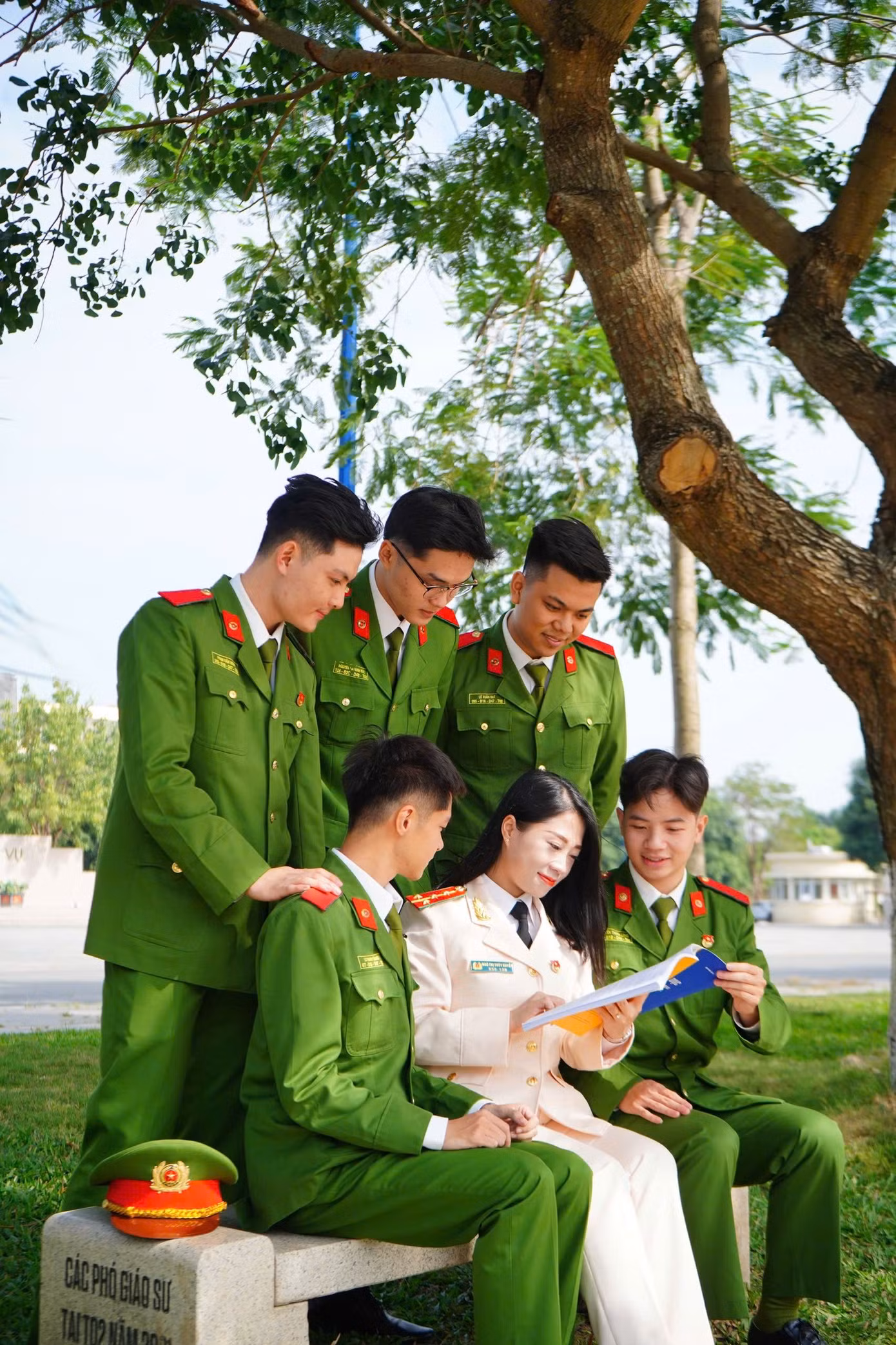 Xuân Đạt và các bạn bên cô giáo. Xuân Đạt và các bạn bên cô giáo.