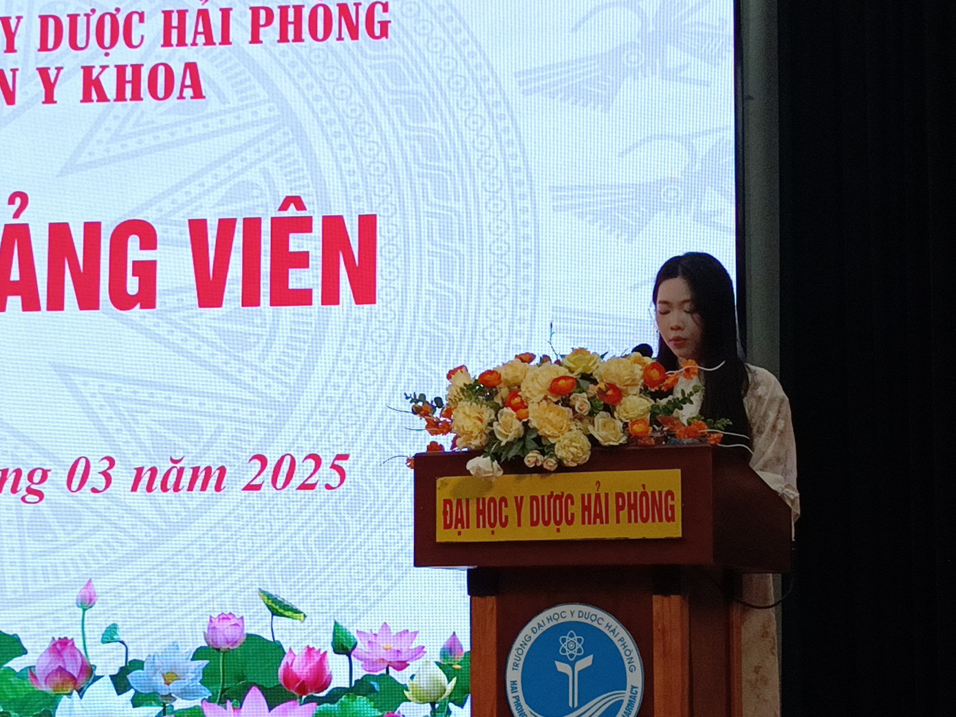 Phương Thảo chỉ đạo lễ kết nạp Đảng viên tại Chi bộ.