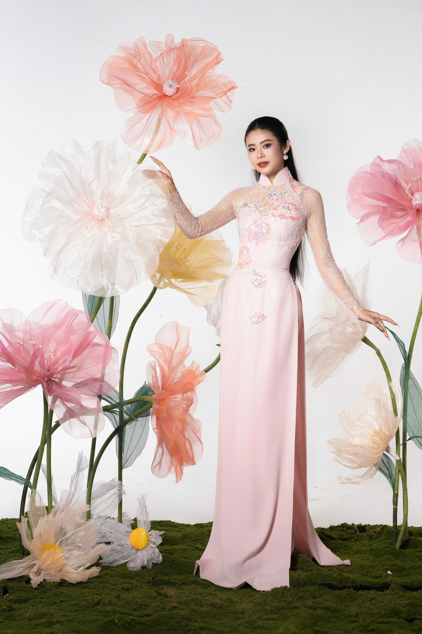 Nguyễn Trang từng đạt danh hiệu Á khôi Đại sứ Văn hóa ASEAN 2022, hiện là thí sinh Hoa hậu Văn hóa Hữu nghị Quốc tế 2025. Nguyễn Trang từng đạt danh hiệu Á khôi Đại sứ Văn hóa ASEAN 2022, hiện là thí sinh Hoa hậu Văn hóa Hữu nghị Quốc tế 2025.